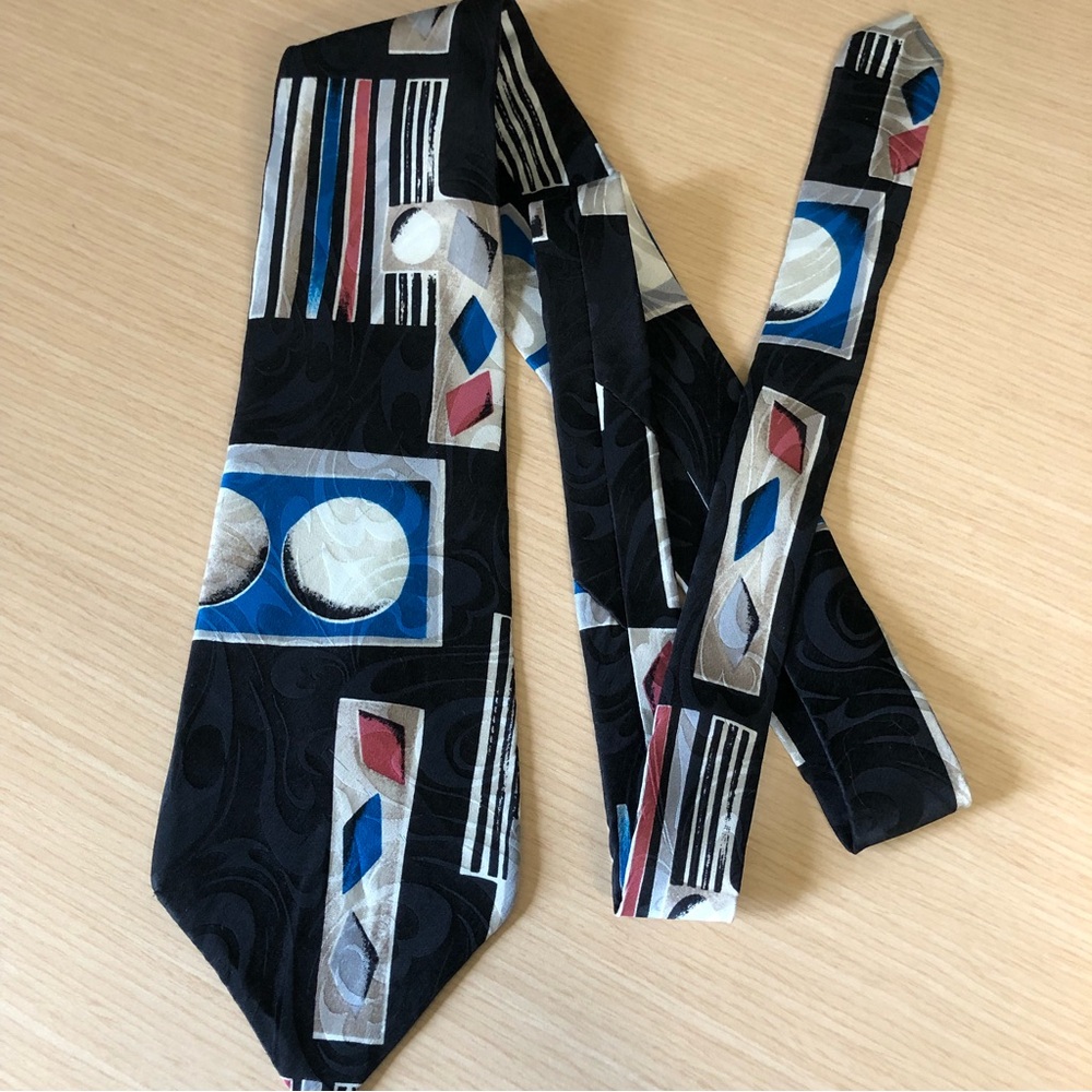 💕2/$30 💕Club International Tip Top 100% Silk Patterned Tie